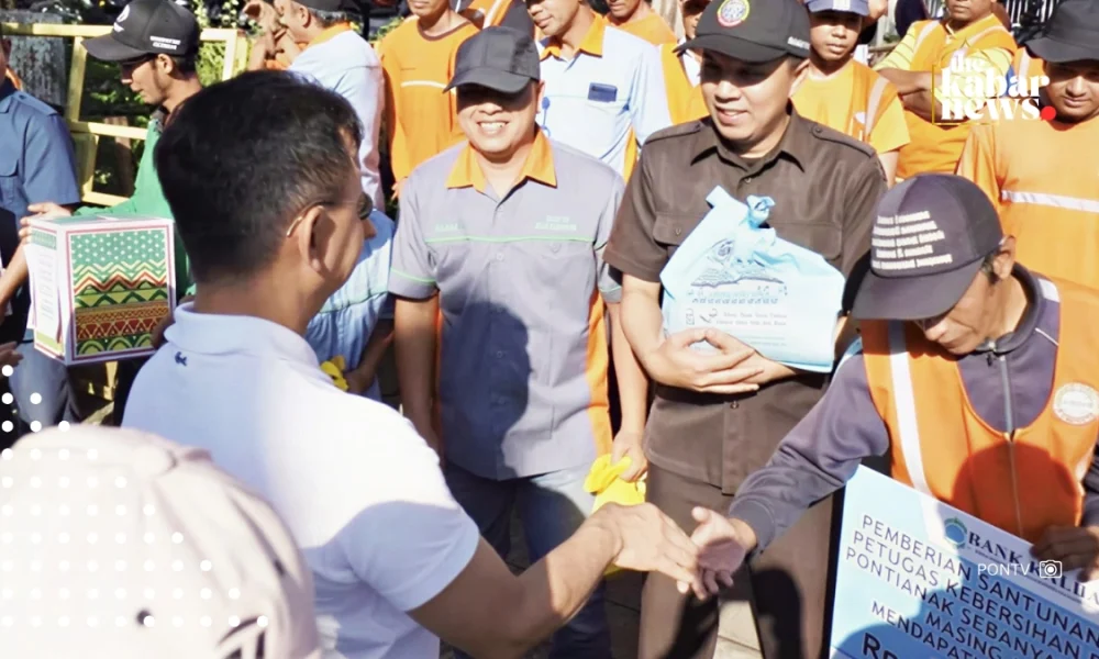 720 sanitation workers in Pontianak get Eid packages and cash assistance