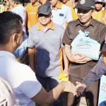 720 sanitation workers in Pontianak get Eid packages and cash assistance