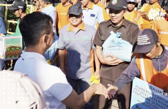 720 sanitation workers in Pontianak get Eid packages and cash assistance