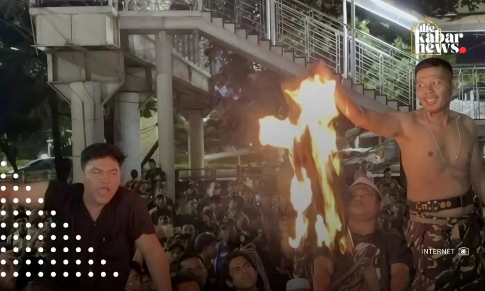 Banser members protest at KPK after detention of former minister Yaqut