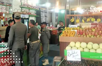 Pontianak fruit shop Owner fined for improper waste management