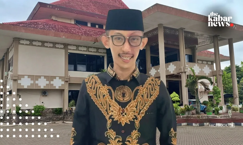 Jember DPRD Legislator faces criticism after smoking and playing games during official health meeting