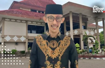 Jember DPRD Legislator faces criticism after smoking and playing games during official health meeting