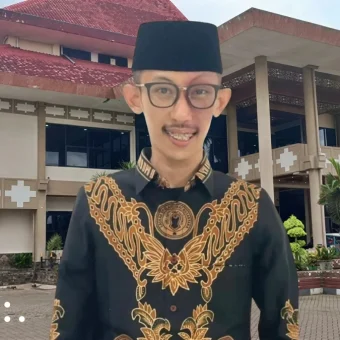 Jember DPRD Legislator faces criticism after smoking and playing games during official health meeting