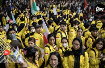 UI students rally in black and yellow, launch #MenujuIndonesiaBangkrut movement
