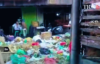 Trash piles up at Flamboyan Market for several days | The Kabar News