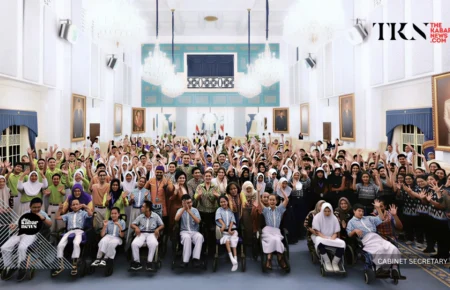 Why did students with disabilities visit the palace? | The Kabar News