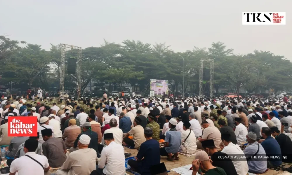 Thousands join Salat Istisqa as haze covers Pontianak | The Kabar News