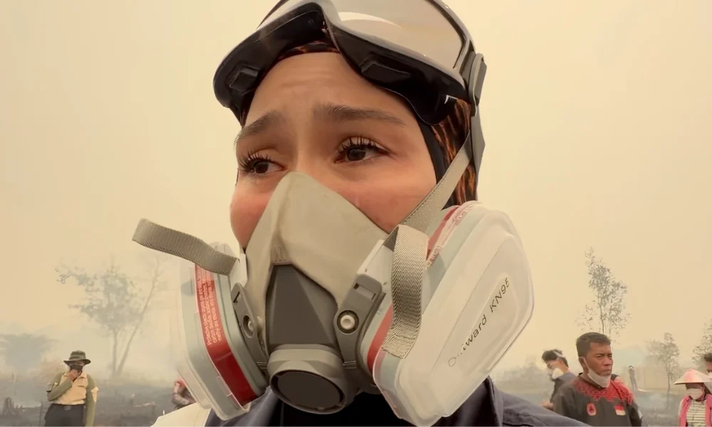 Zaskia Mecca joins volunteers fighting Kalimantan fires | The Kabar News